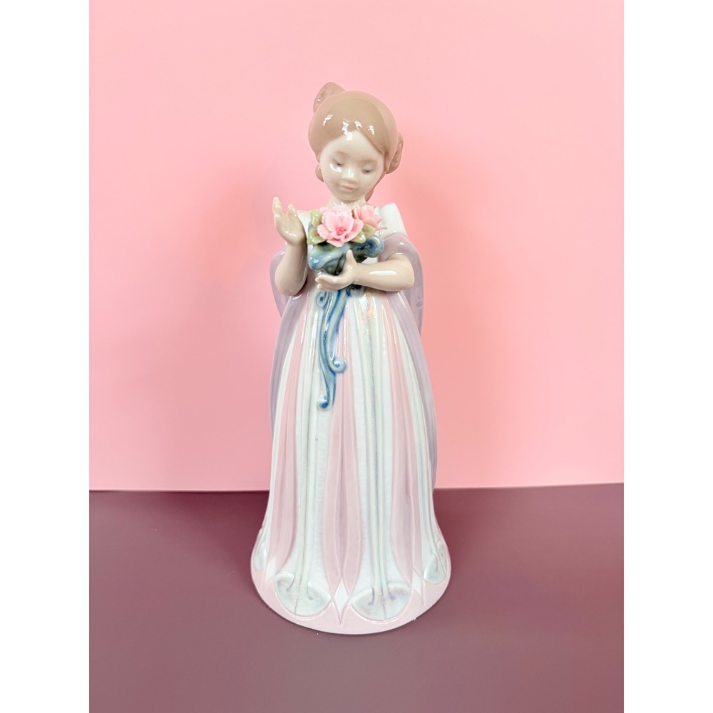 Lladro Bundle of Blossoms Figurine 8151 Girl with Flowers Porcelain